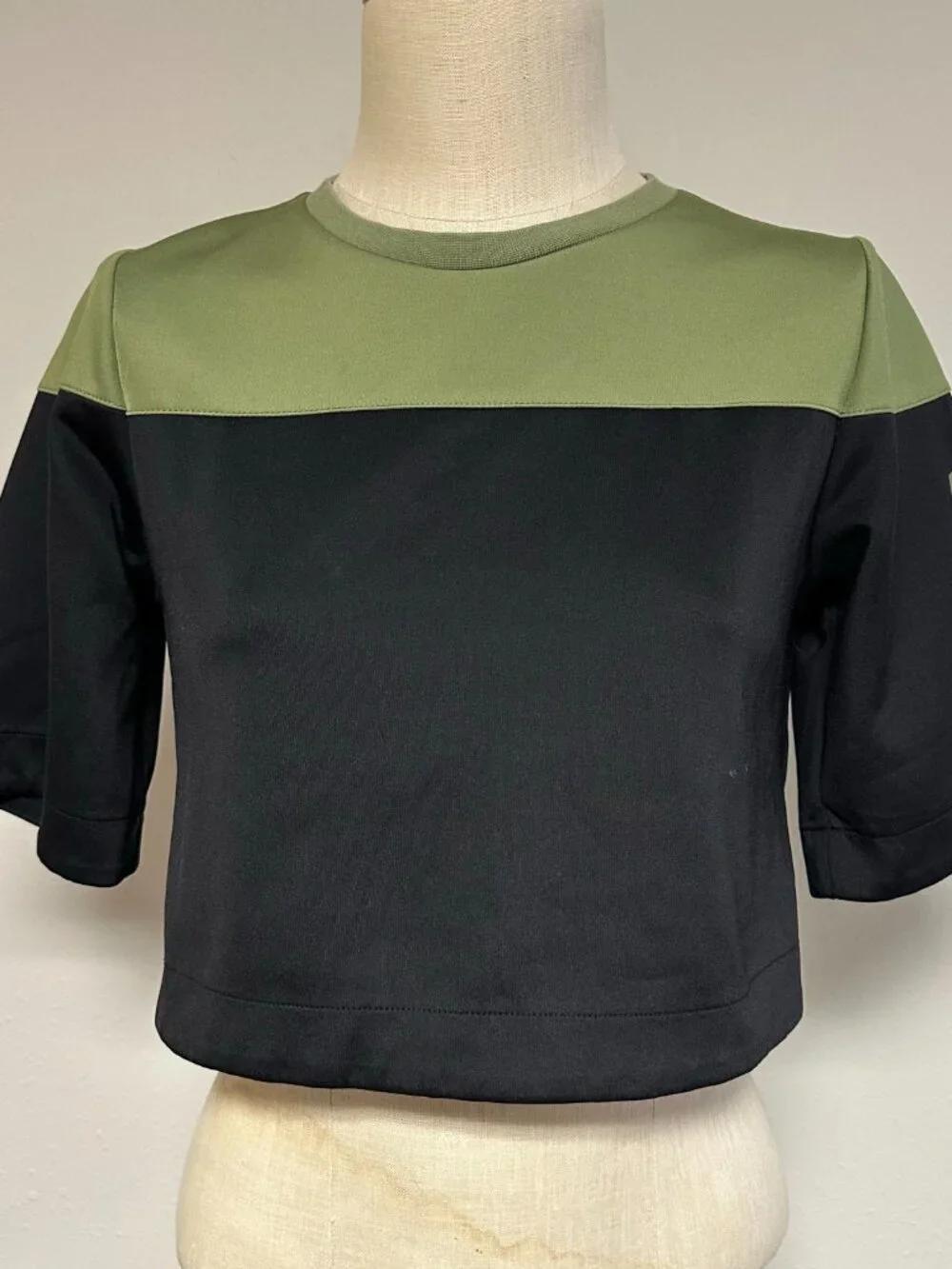 Nike Crop Top - Picture 2 of 9